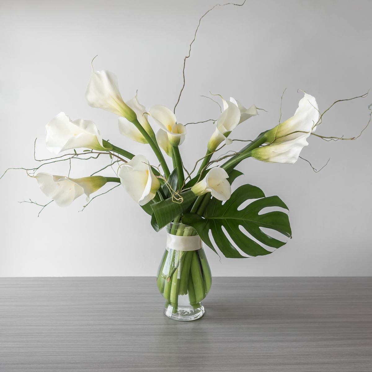 Classic Callas arrangement 12 calla liliy flowers in a vase