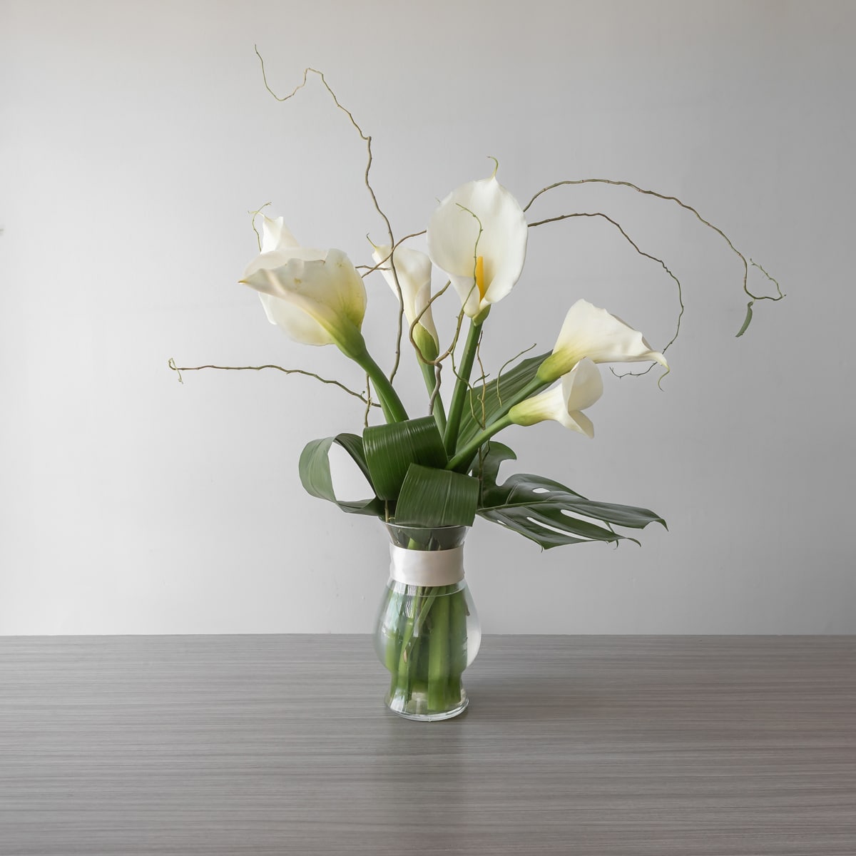 Classic Callas arrangement 6 flowers