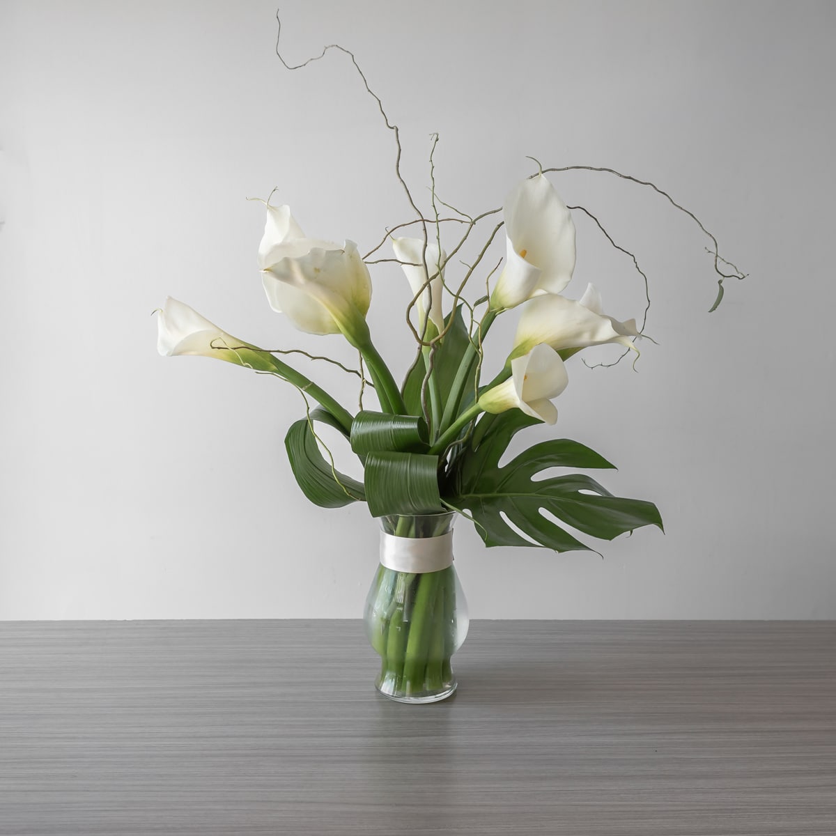 Classic Callas arrangement 8 calla liliy flowers