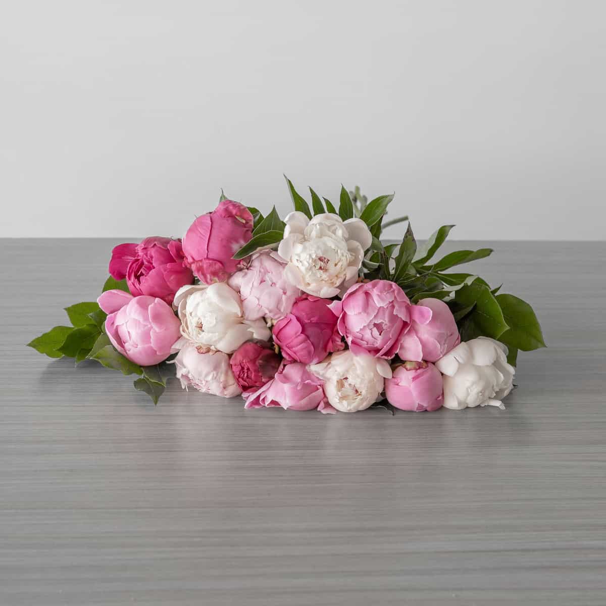 Assorted peony bouquet – 15 stems, no vase
