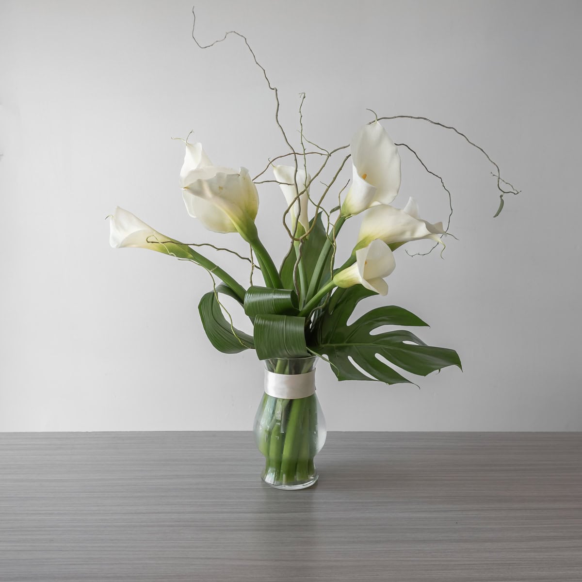 Classic Callas – Arrangement d’arums blancs en vase