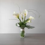 Classic Callas – Arrangement d’arums blancs en vase