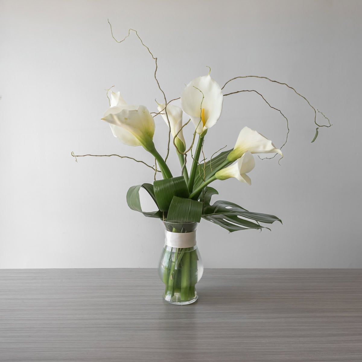 Classic Callas – Arrangement d’arums blancs en vase