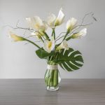 Classic Callas – Arrangement d’arums blancs en vase